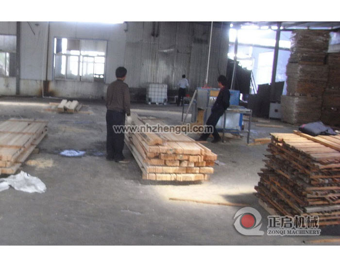 江蘇淮安市盯眙縣鋸進口木加工現(xiàn)場15機